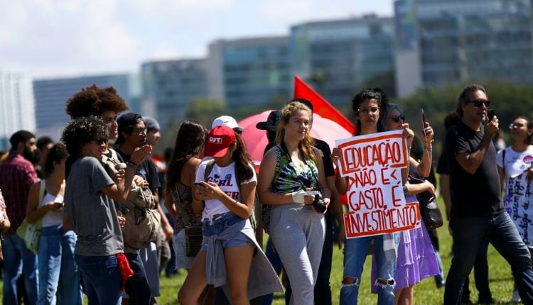 Estudantes e professores fazem manifestação contra o contingenciamento despesas na educação.