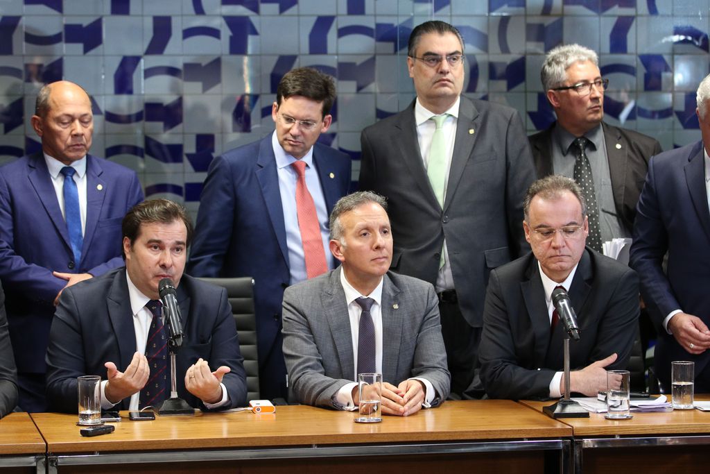 O presidente da Câmara, Rodrigo Maia, acompanhado de líderes partidários, durante coletiva sobre a reforma da Previdência. O relatório do deputado Samuel Moreira deve ser votado em breve na Comissão Especial da Reforma da Previdência. Fabio Rodrigues Pozzebom/Agência Brasil