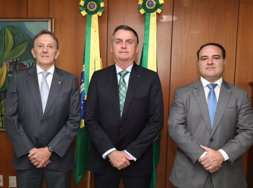 Bolsonaro entre o presidente dos Correios, Floriano Peixoto (à esquerda), e o ministro da Secretaria-Geral da Presidência, Jorge Antônio de Oliveira.[fotografo]Presidência da República[/fotografo]