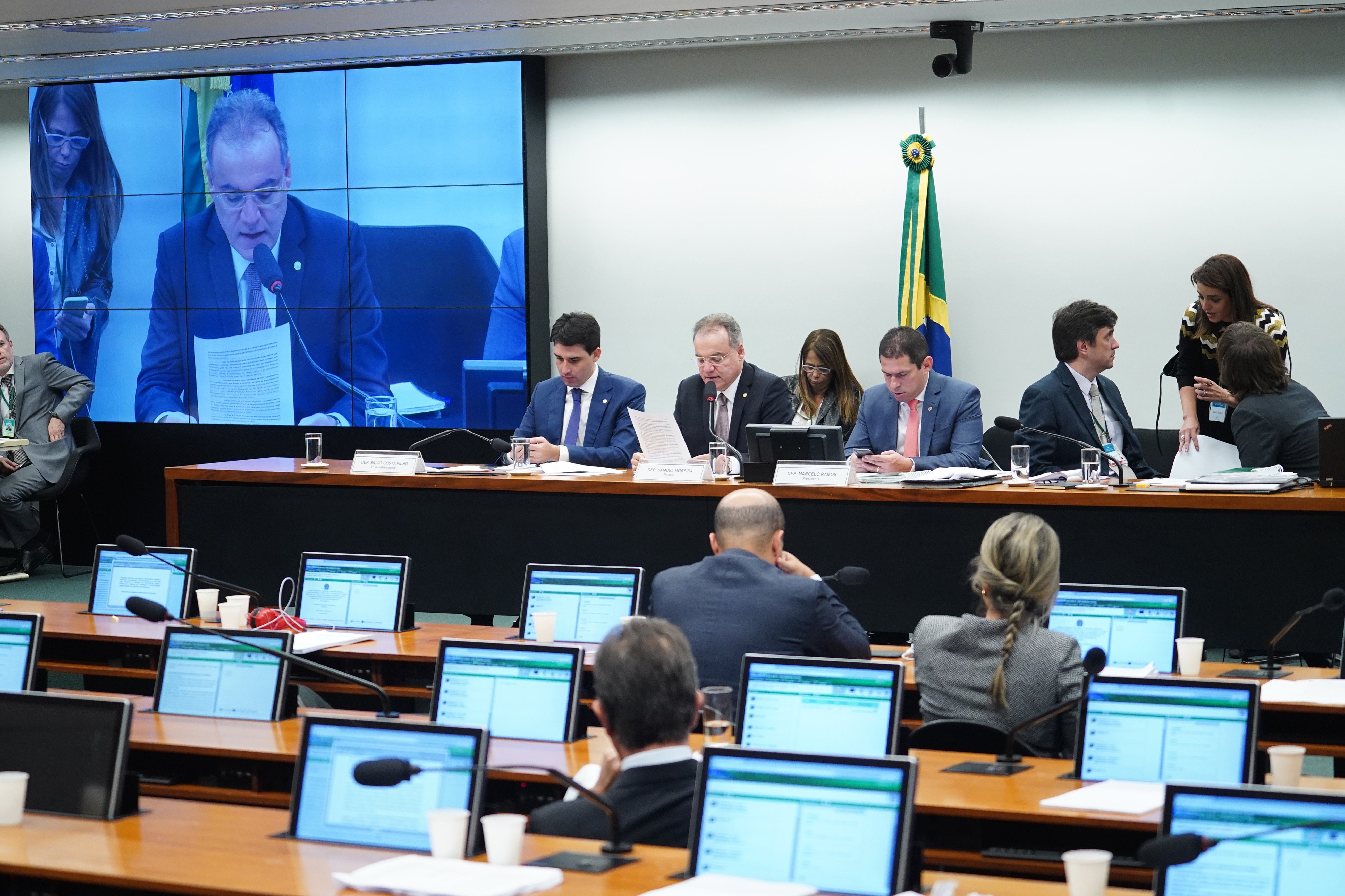 Deputado Samuel Moreira leu relatório da reforma da Previdência nesta quinta[fotografo]Pablo Valadares/Câmara[/fotografo]