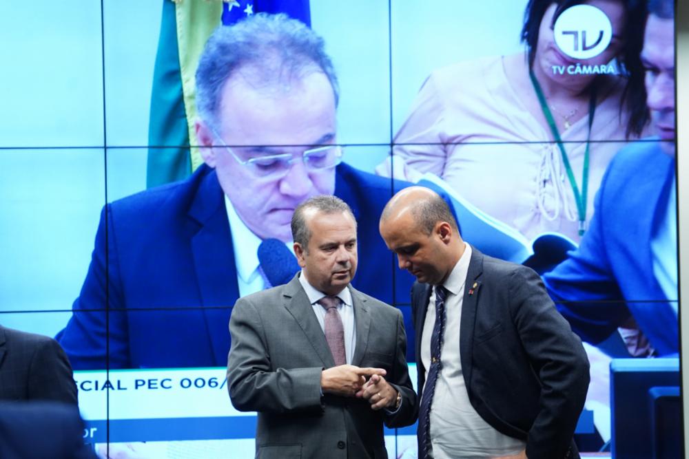 Rogério Marinho, secretário especial da Previdência, conversa com o líder do governo na Câmara, Major Vitor Hugo. [fotografo]Pablo Valadares/Ag. Câmara[/fotografo]