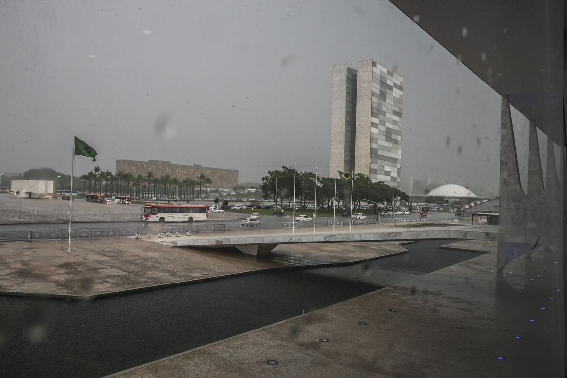 Chuva forte durante a tarde inteira na praça do Três Poderes