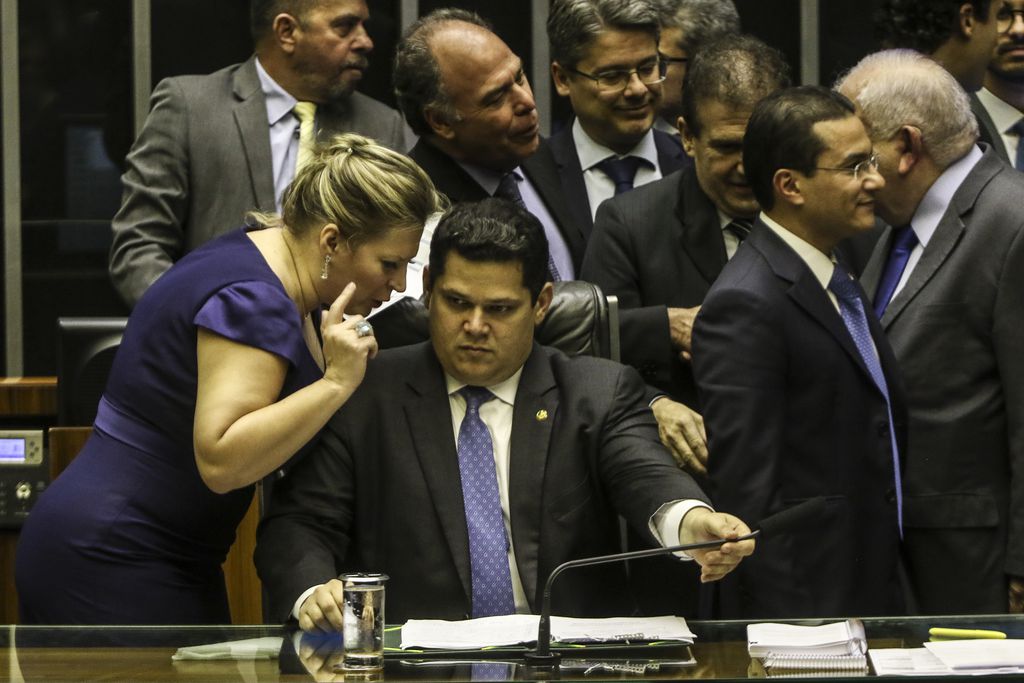 A líder do governo na Câmara, deputada Joice Hasselmann, e o presidente Congresso, senador Davi Alcolumbre, durante sessão Congresso Nacional.