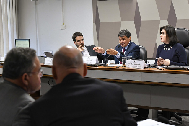 Na ausência do presidente da comissão especial, o senador Otto Alencar (PSD-BA), Simone Tebet (MDB-MS) presidiu a sessão com os governadores. Foto: Geraldo Magela/Agência Senado