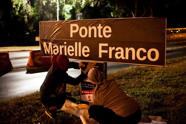 Grupo cola adesivo com nome da vereadora assinada Marielle Franco. Foto: Divulgação.