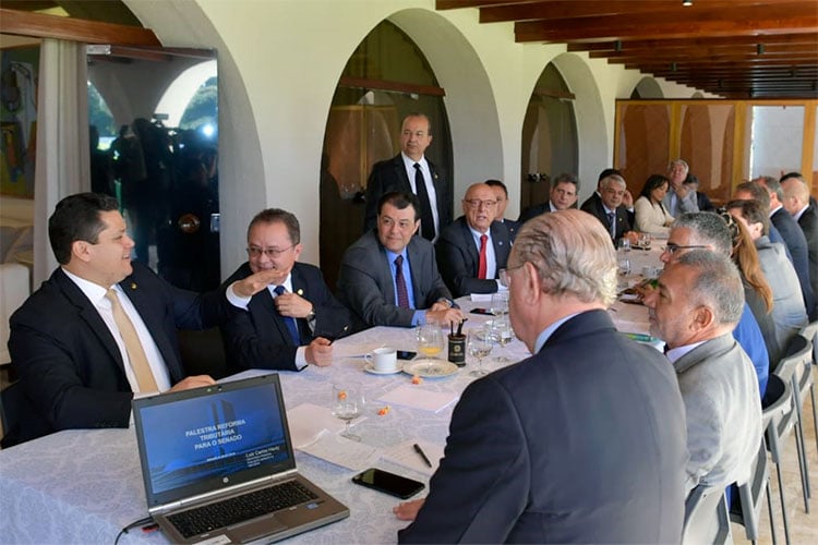 Apresentação da PEC foi acordada em reunião de líderes partidários na casa de Alcolumbre. Foto: Marcos Brandão/Senado.