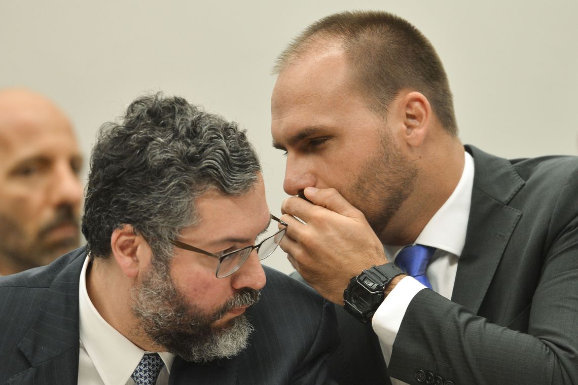 O ministro de Relações Exteriores,  Ernesto Araújo, e o deputado Eduardo Bolsonaro durante audiência pública na Comissão de Relações Exteriores da Câmara dos Deputados.  [fotografo]Marcelo Camargo / Agência Brasil[/fotografo]