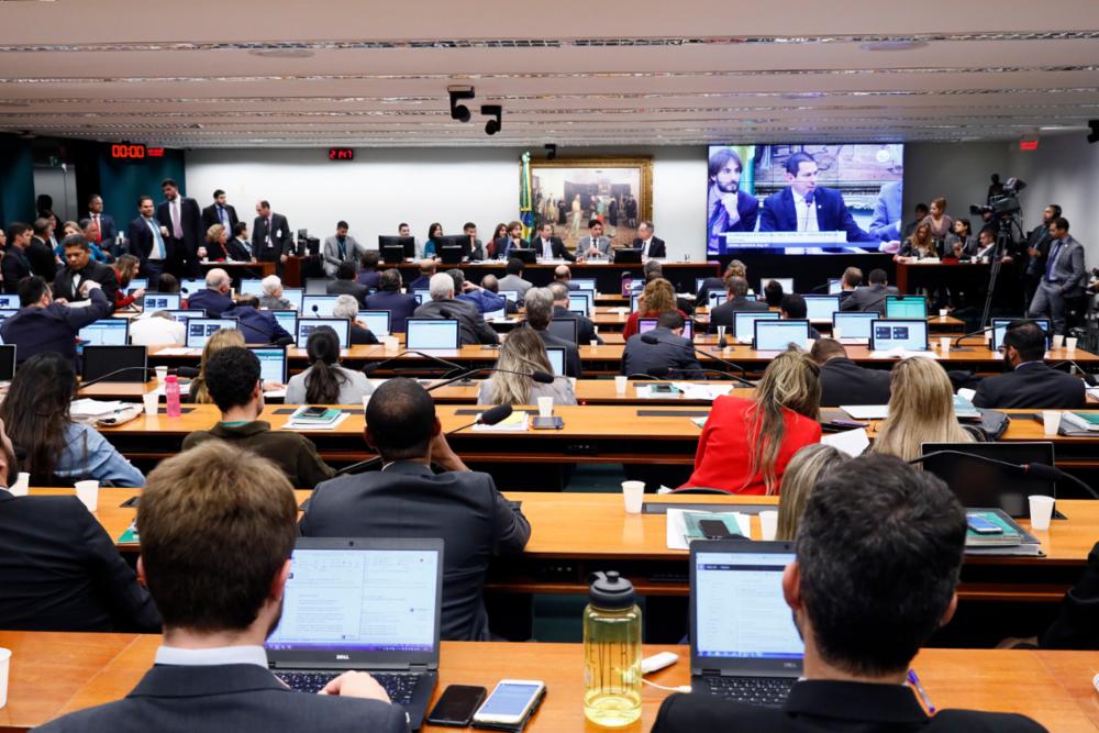 Comissão aprovou texto por 35 votos a 12 na madrugada deste sábado (13).  Foto: Luis Macedo/Câmara dos Deputados