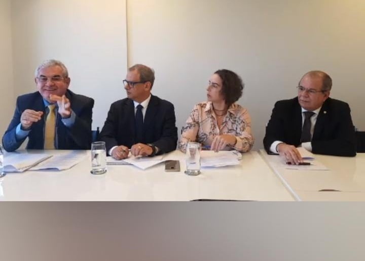 Angelo Coronel, à esquerda, e Hildo Rocha, à direita, estão entre os parlamentares mais envolvidos com as discussões da reforma tributária. Entre eles, os jornalistas Sylvio Costa e Fernanda Lambach, que mediaram o debate