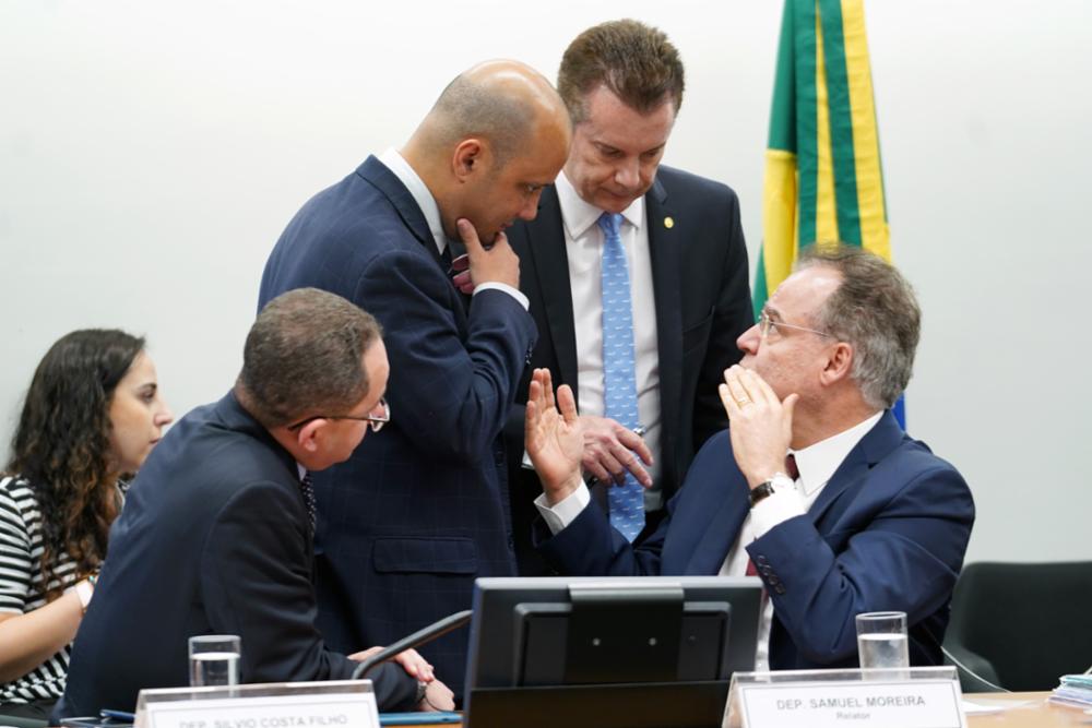 Relator, Samuel Moreira (à direita) conversa com deputados sobre a complementação de seu voto[fotografo]Pablo Valadares/Ag. Câmara[/fotografo]