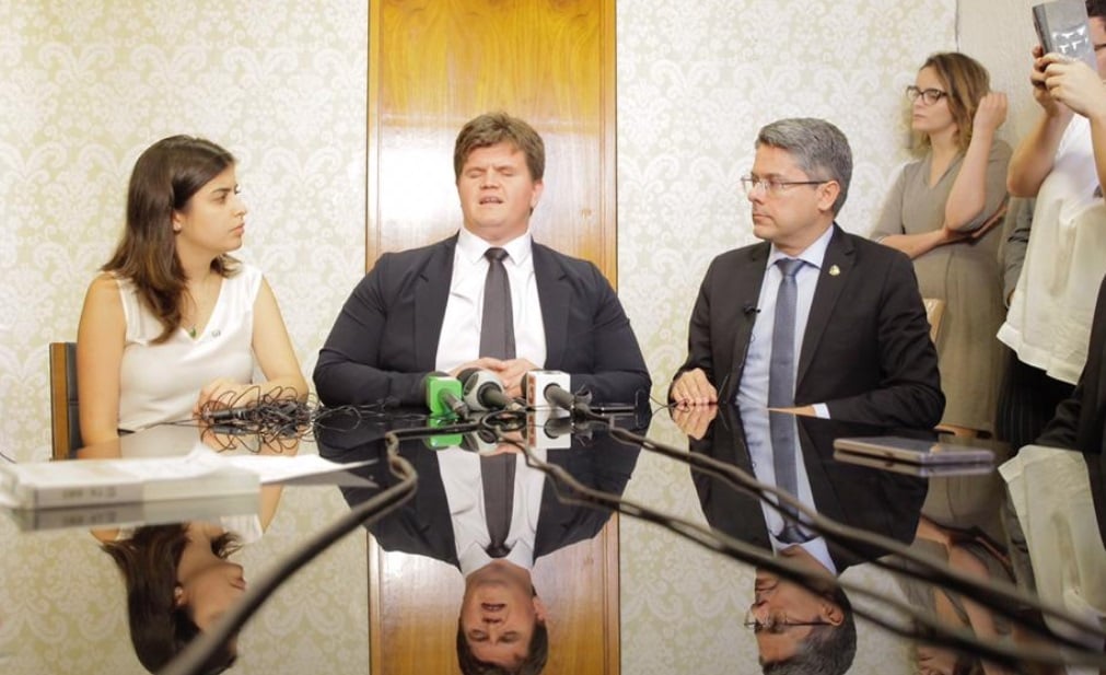 Tabata Amaral (PDT-SP), Felipe Rigoni (PSB-ES) e Alessandro Vieira (CIdadania-SE) mantêm gabinete compartilhado no Congresso

[fotografo]Juilo Mautner/Divulgação[/fotografo]