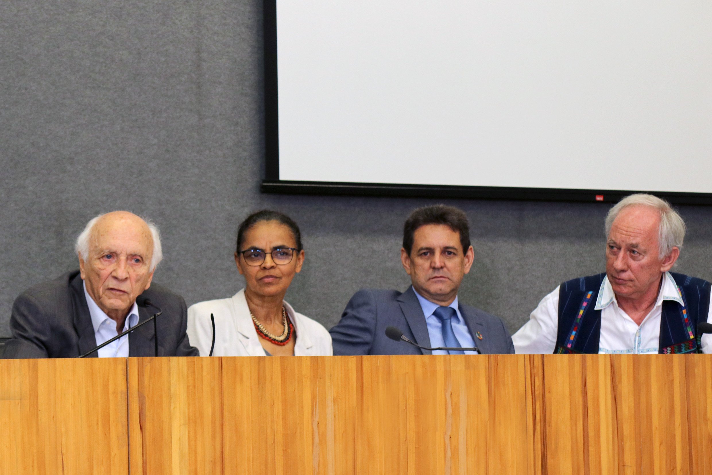 José Carlos Carvalho, José Sarney FilRubens Ricupero, Marina Silva, Edson Duarte e Carlos Minc. Foto: Leonor Calasans/IEA-USP