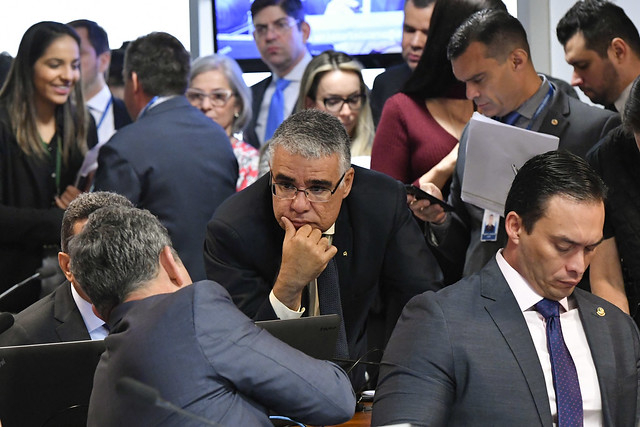 Eduardo Girão (centro) é o relator da proposta de iniciativa popular e busca apoio dos colegas para transformar projeto em emenda constitucional. Foto: Geraldo Magela/Agência Senado