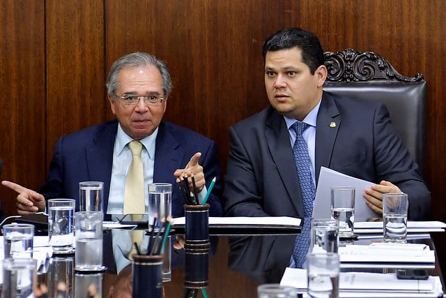 O ministro Paulo Guedes e o presidente do Senado, Davi Alcolumbre (DEM-AP). [fotografo]Marcos Brandão/Senado Federal[/fotografo]