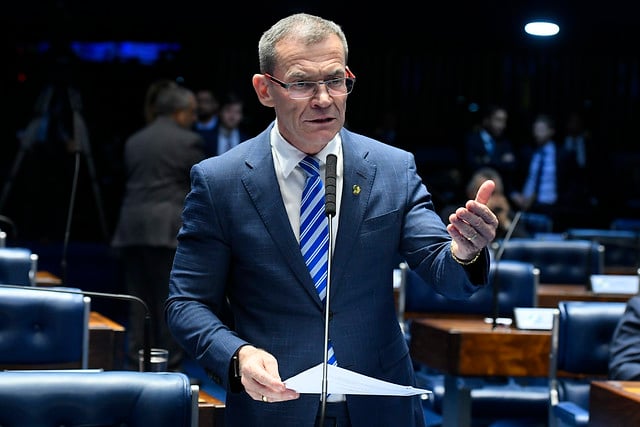 Proposta de Fabiano Contarato proíbe acordos e convenções coletivas que estabeleçam salários abaixo do piso da enfermagem. Foto: Agência Senado