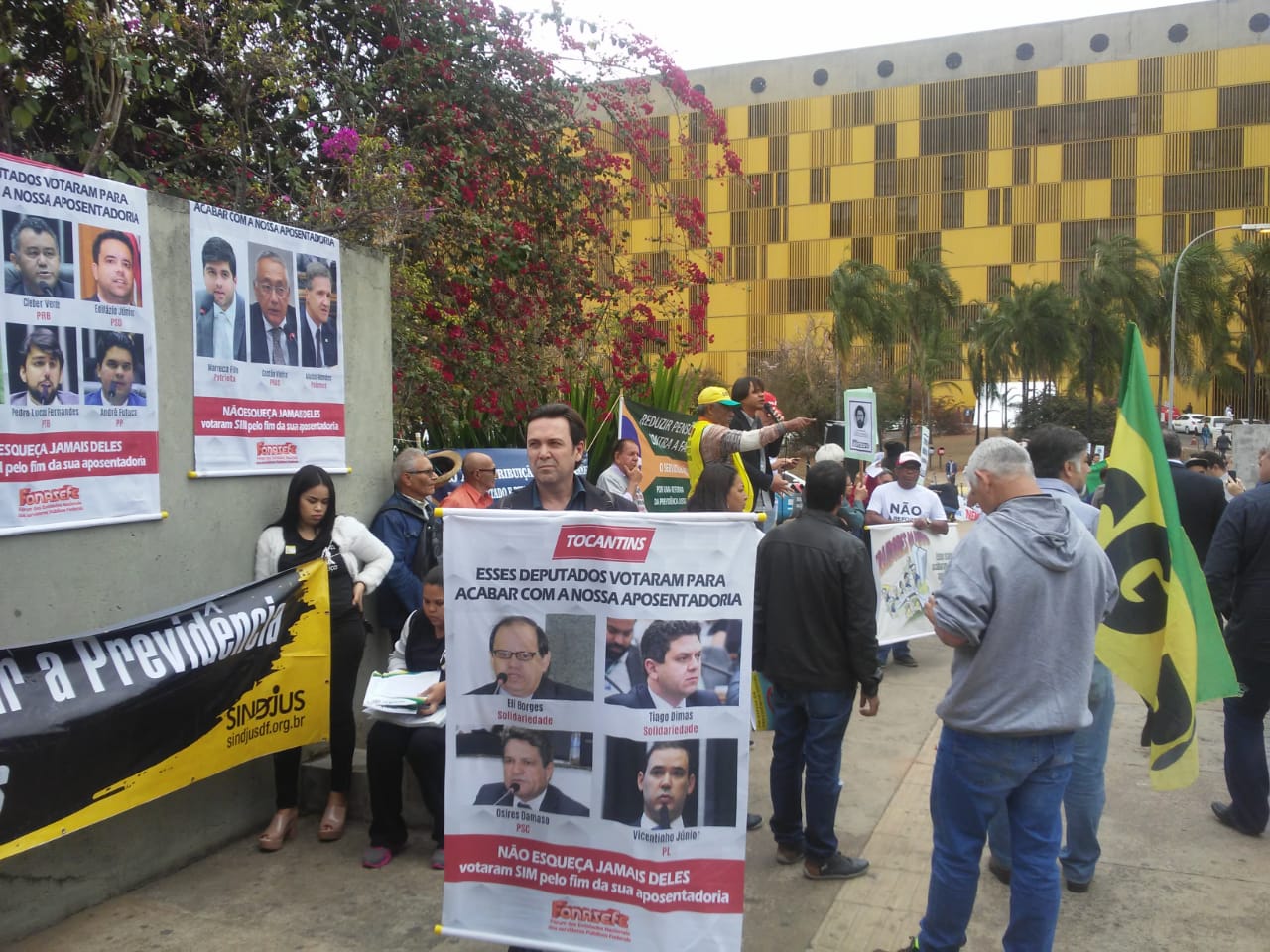 Sindicalistas tentam chamar a atenção dos deputados na entrada do Anexo II da Câmara