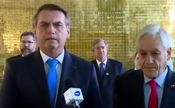 Bolsonaro aceitou a oferta de quatro aviões feita pelo presidente chileno para combater incêndios na Amazônia