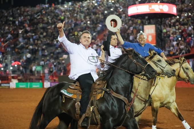 Bolsonaro desfilou a cavalo com o governador de Goiás, Ronaldo Caiado (ao fundo), e o promotor da festa de Barretos, Ricardo da Rocha[fotografo]Marcos Corrêa/PR[/fotografo]