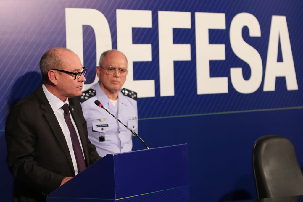 O ministro da Defesa, Fernando Azevedo e Silva, companhado do Comandante da Força Aérea Brasileira (FAB), Tenente-Brigadeiro do Ar Antonio Carlos Moretti Bermudez, durante declaração à imprensa