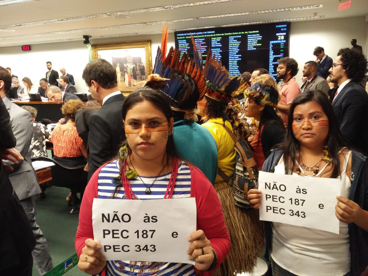 Povos indígenas de Roraima, Pará e Rondônia foram à Câmara protestar contra as PECs 187 e 343. Foto: Marina Barbosa/Congresso em Foco