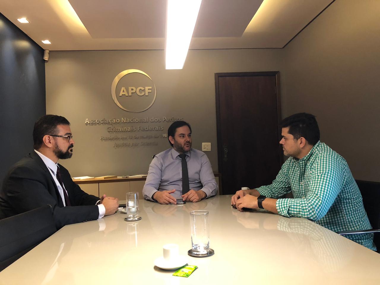 O presidente da APCF, Marcos Camargo (ao centro), participa de reunião com Evandro Lorens (à esquerda), diretor social da associação, e Rafael Barbosa, sócio da GuardTI, para discutir segurança da votação do prêmio[fotografo]Congresso em Foco[/fotografo]