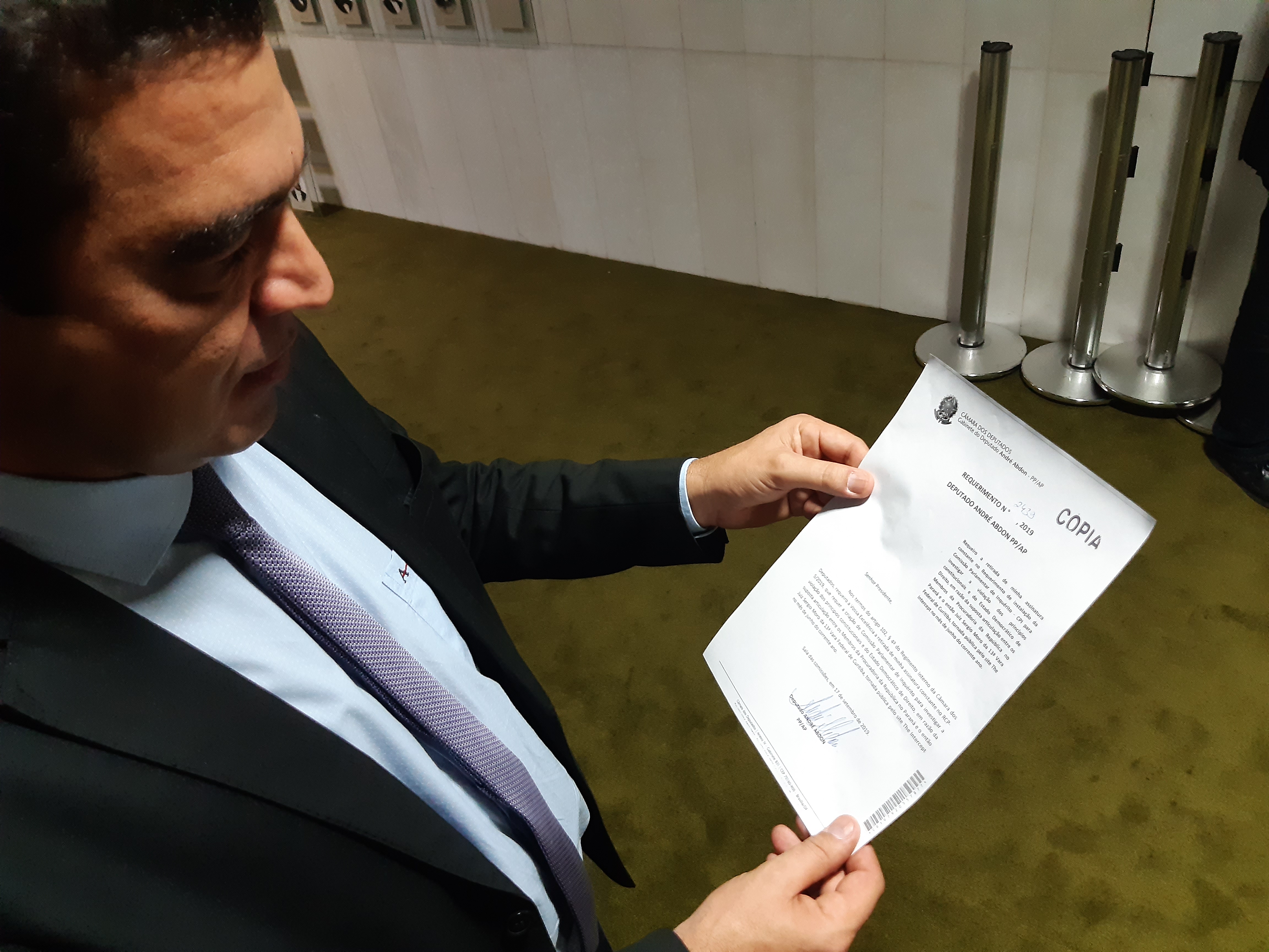 Deputado André Abdon (PP/MA), com requerimento para retirar assinatura da CPI da Lava Jato. [Foto Erick Mota] [Congresso em Foco]