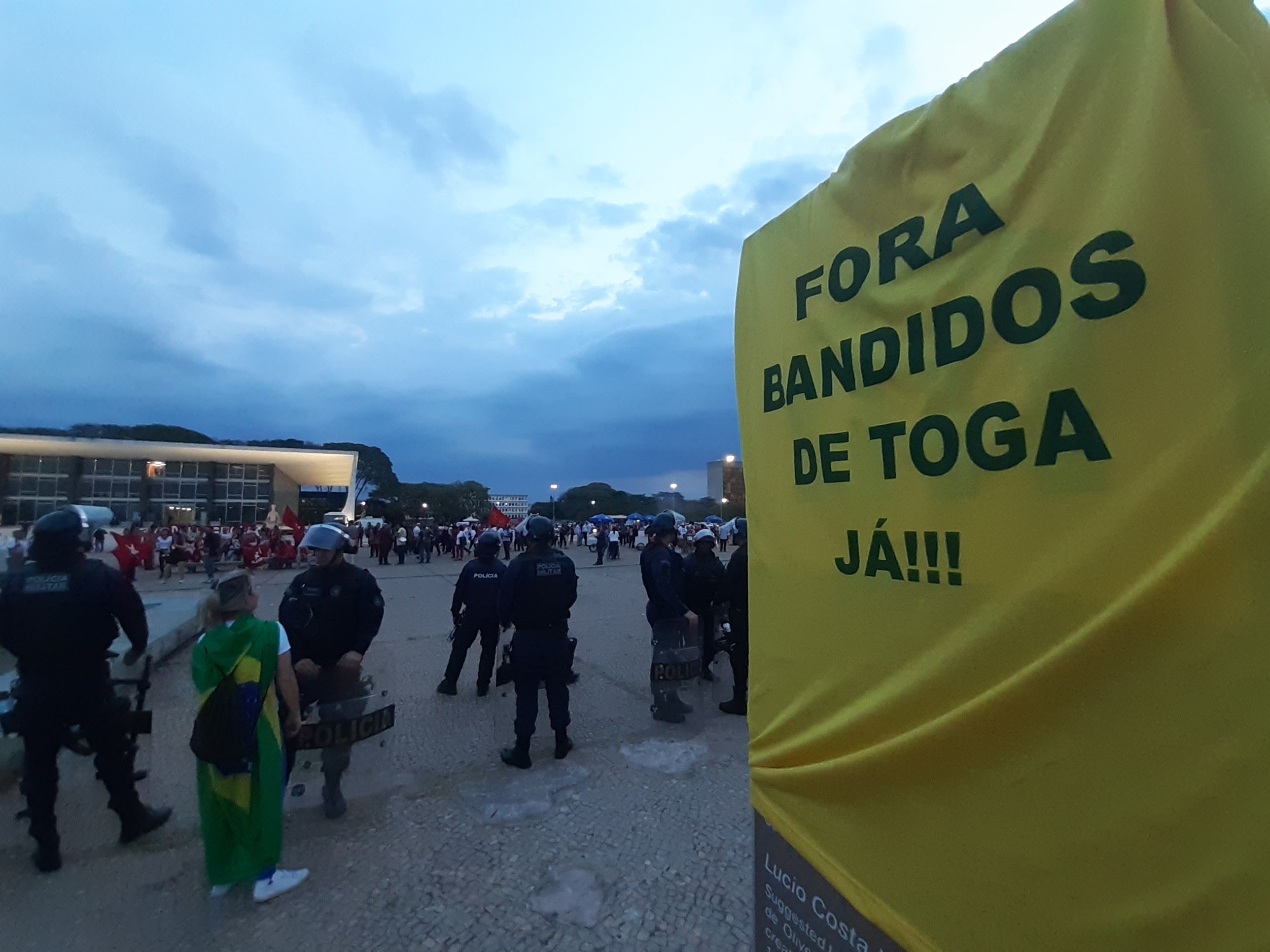 Manifestantes que pediam CPI da Lava Toga entraram em confronto com a PM.
[Foto Erick Mota] [Congresso em Foco]