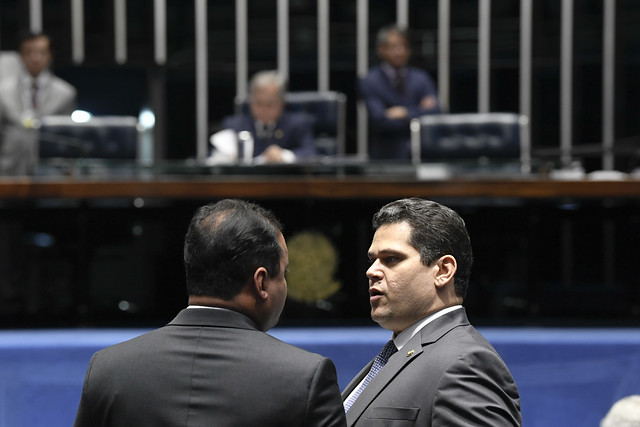 Plenário do Senado Federal durante sessão deliberativa ordinária. rrEm destaque, presidente do Senado, senador Davi Alcolumbre (DEM-AP) conversa com o senador Weverton (PDT-MA).rrÀ mesa, senador Izalci (PSDB-DF).rrFoto: Jefferson Rudy/Agência Senado