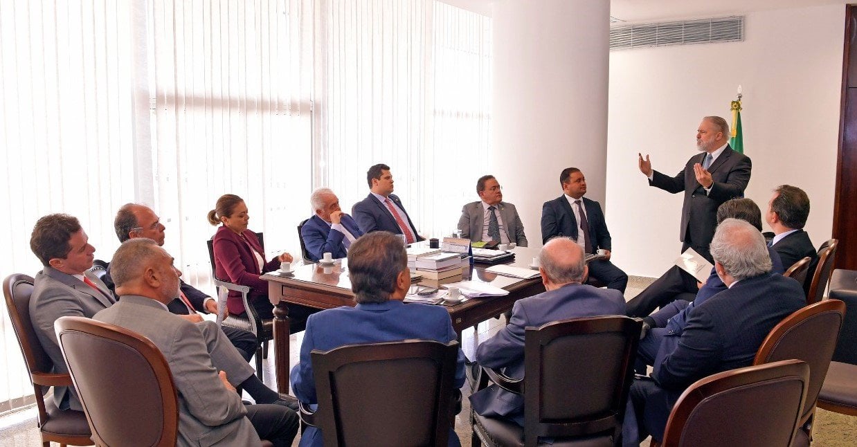 Davi Alcolumbre, que convidou Aras para a reunião de líderes desta terça, publicou uma foto nas redes sociais do subprocurador conversando com os líderes do Senado nesta terça-feira. Foto: Reprodução/Twitter