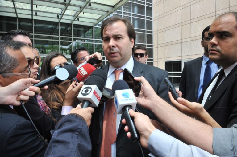 Rodrigo Maia diz que fatos como o atentado que Rodrigo Janot planejou, afasta os investidores do Brasil
[Foto J.Batista/Câmara dos Deputados]