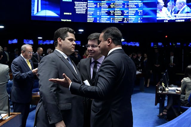 Alcolumbre conversa com o relator Weverton Rocha, à direita. Ao centro, Randolfe Rodrigues, que é contra a proposta, na sessão do último dia 11, quando o presidente do Senado tentou votar o texto enviado pela Câmara[fotografo]Waldemir Barreto/Ag. Senado[/fotografo]