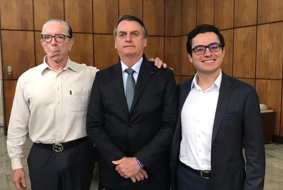 Bolsonaro postou foto ao lado dos médicos que o operaram após a facada sofrida na campanha eleitoral nas redes sociais. Foto: Reprodução/Twitter