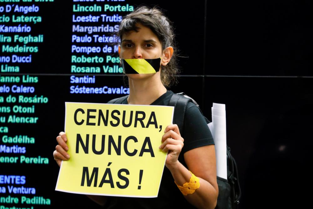 Artistas protestaram contra censura na Câmara. Ricardo Galvão, que foi demitido do Inpe após apresentar dados sobre desmatamento na Amazônia, também participou do seminário que discutiu o problema. Foto: Luis Macedo/Câmara dos Deputados