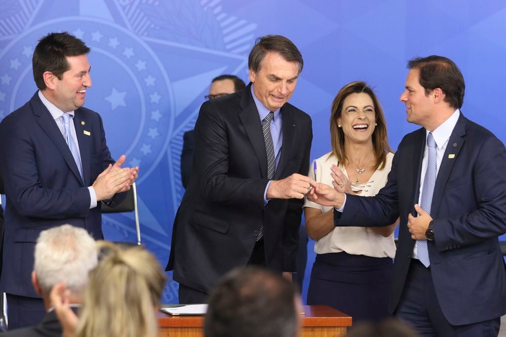 O deputado federal Jerônimo Goergen, o presidente Jair Bolsonao, a Senadora Soraya Thronicke, e o Secretário Especial de Desburocratização, Gestão e Governo Digital, Paulo Antonio Spencer Uebel.