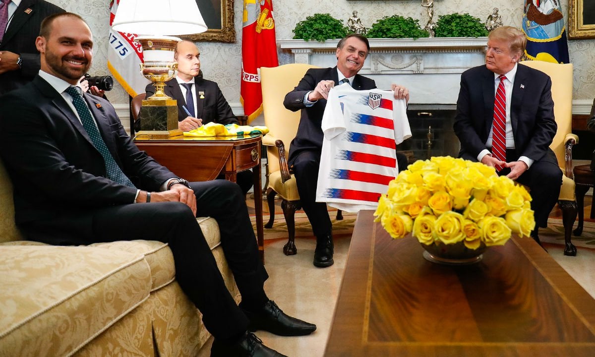 Eduardo e Bolsonaro em encontro com Trump na Casa Branca no começo do ano[fotografo]Alan Santos/PR[/fotografo]