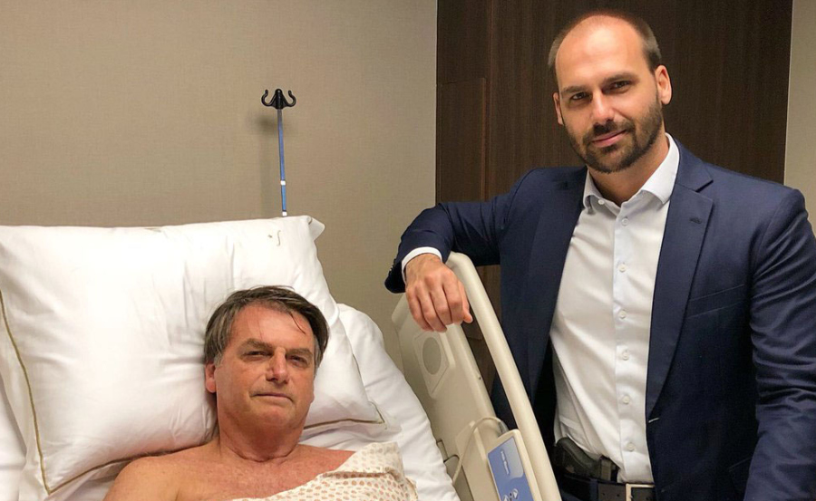 Eduardo publicou no Twitter foto de sua visita ao pai, Jair Bolsonaro. Ele acredita que o presidente voltará ao trabalho em duas semanas