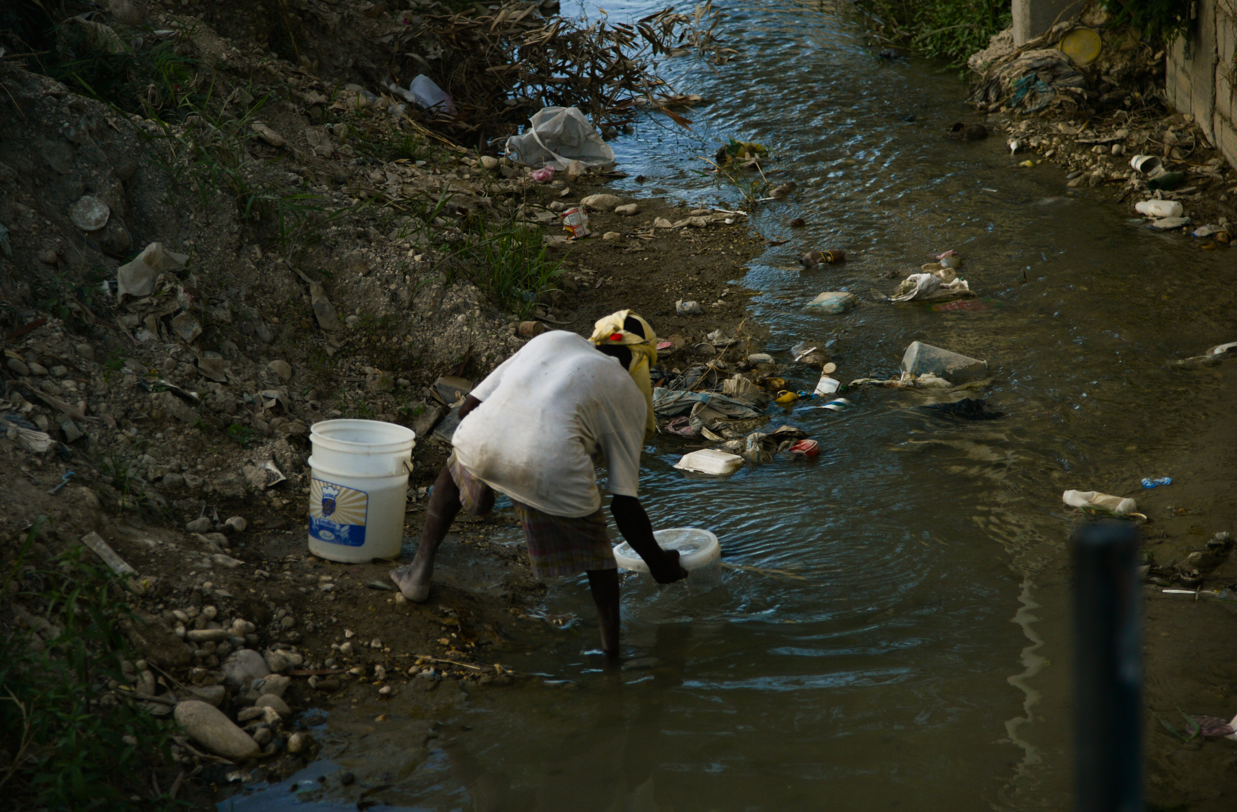 Porto Principe (Haiti) - Mulher pega água do esgoto em Boulevard 15 Octobre[fotografo]Foto de Marcello Casal Jr./Ag.Brasil[/fotografo]