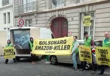 Manifestantes receberam Salles na embaixada do Brasil em Paris com cartazes contra a política ambiental de Bolsonaro