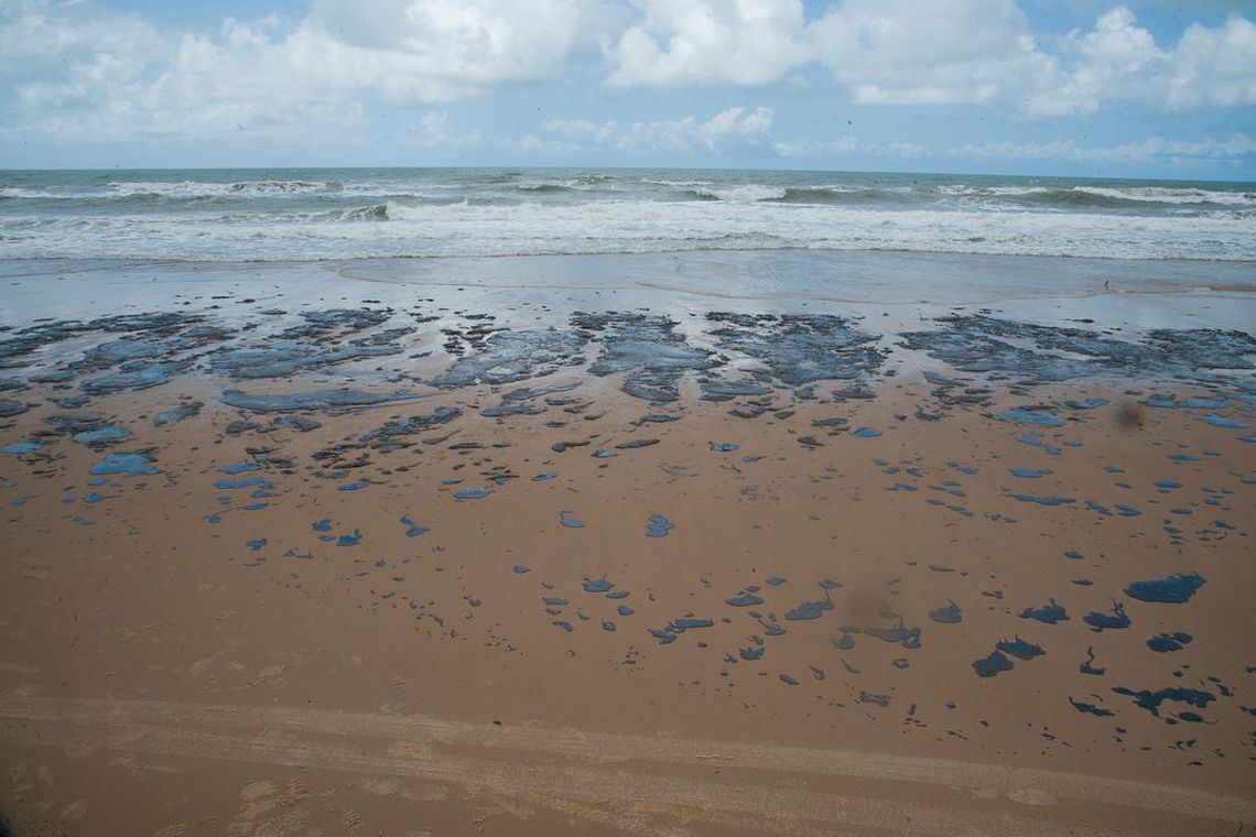 Vazamento de óleo atinge praias do Nordeste. Crédito: Agência Brasil [/fotografo}