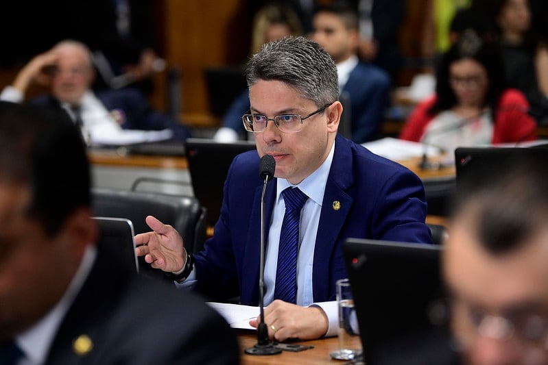 Para Alessandro Vieira, a graça constitucional viola o princípio da impessoalidade, tornando necessária sua revogação.
[fotografo]Pedro França/Agência Senado[/fotografo]