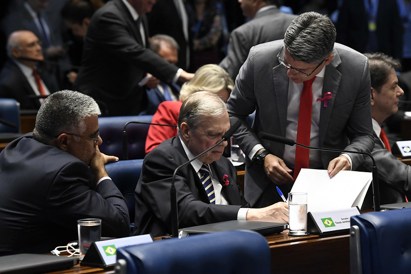 Para o senador Alessandro Vieira (esquerda), a reforma da Previdência 