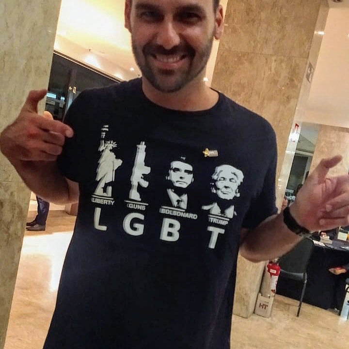 Eduardo Bolsonaro posa com camisa que faz trocadilho com sigla LGBT.

[fotografo] Reprodução / Twitter / Eduardo Bolsonaro [/fotografo]