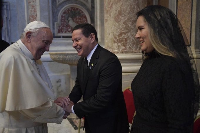 O vice-presidente cumprimenta o papa durante canonização de Irmã Dulce

[fotografo] Reprodução / Twitter / Hamilton Mourão [/fotografo]