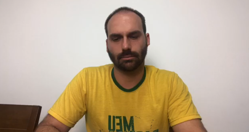 O filho do presidente da República, Eduardo Bolsonaro fez uma live para explicar os impasses do PSL