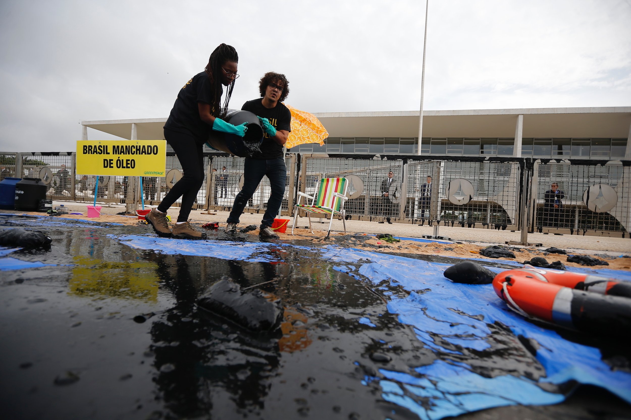 Ativistas do Greenpeace realizam um protesto em frente ao Palácio do Planalto [fotografo] 
© Adriano Machado / Greenpeace[fotografo]