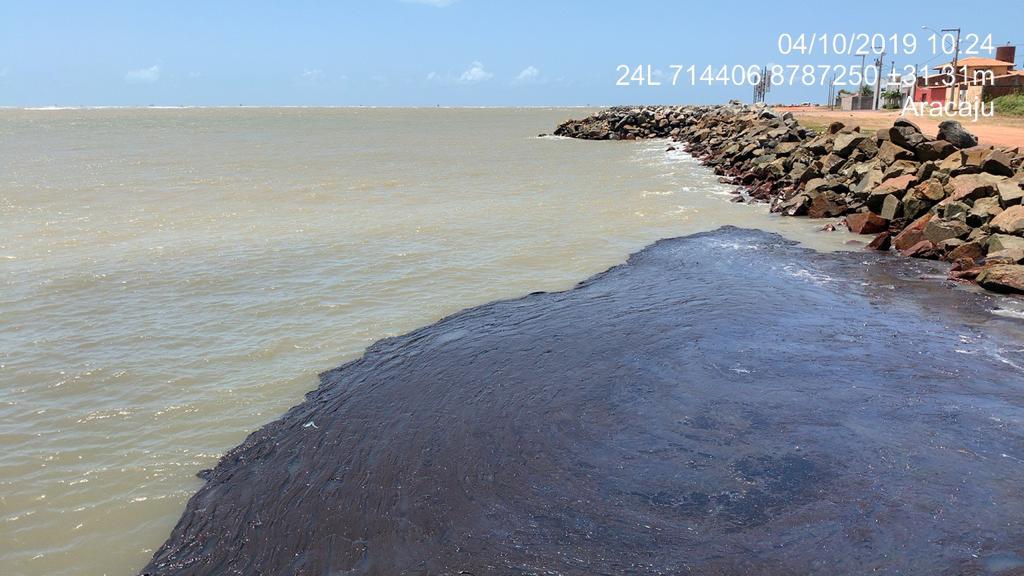 Manchas de óleo têm sido vistas em todo o litoral nordestino. Na foto, exemplo de contaminação em Sergipe [fotografo]Cortesia[/fotografo]