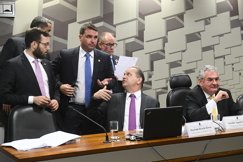 Flávio Bolsonaro (em pé, de gravata azul) é integrante da CPI mista presidida por Ângelo Coronel, à direita[fotografo]Marcos Oliveira/Ag. Senado[/fotografo]