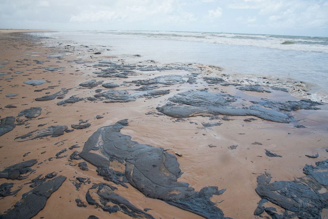 Manchas de óleo contaminam praias do Nordeste [fotografo]Adema/Governo de Sergige[/fotografo]