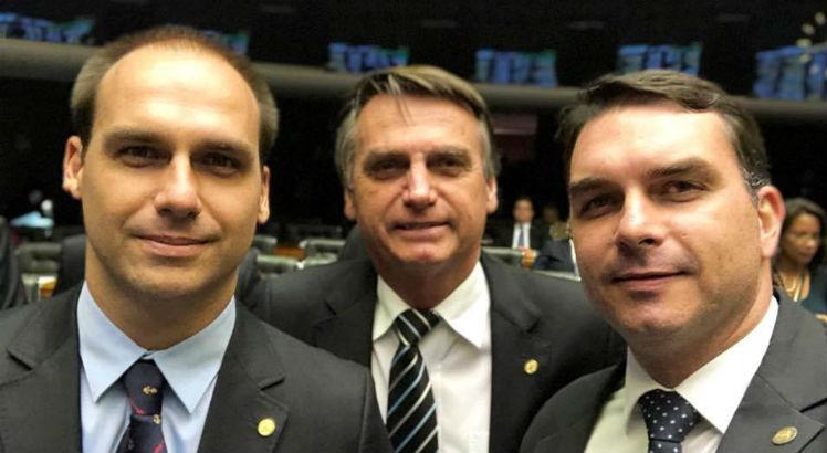 Jair Bolsonaro com os filhos Eduardo e Flávio. Foto: Divulgação.