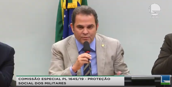 Os deputados debatem mudanças da reforma da previdência dos militares